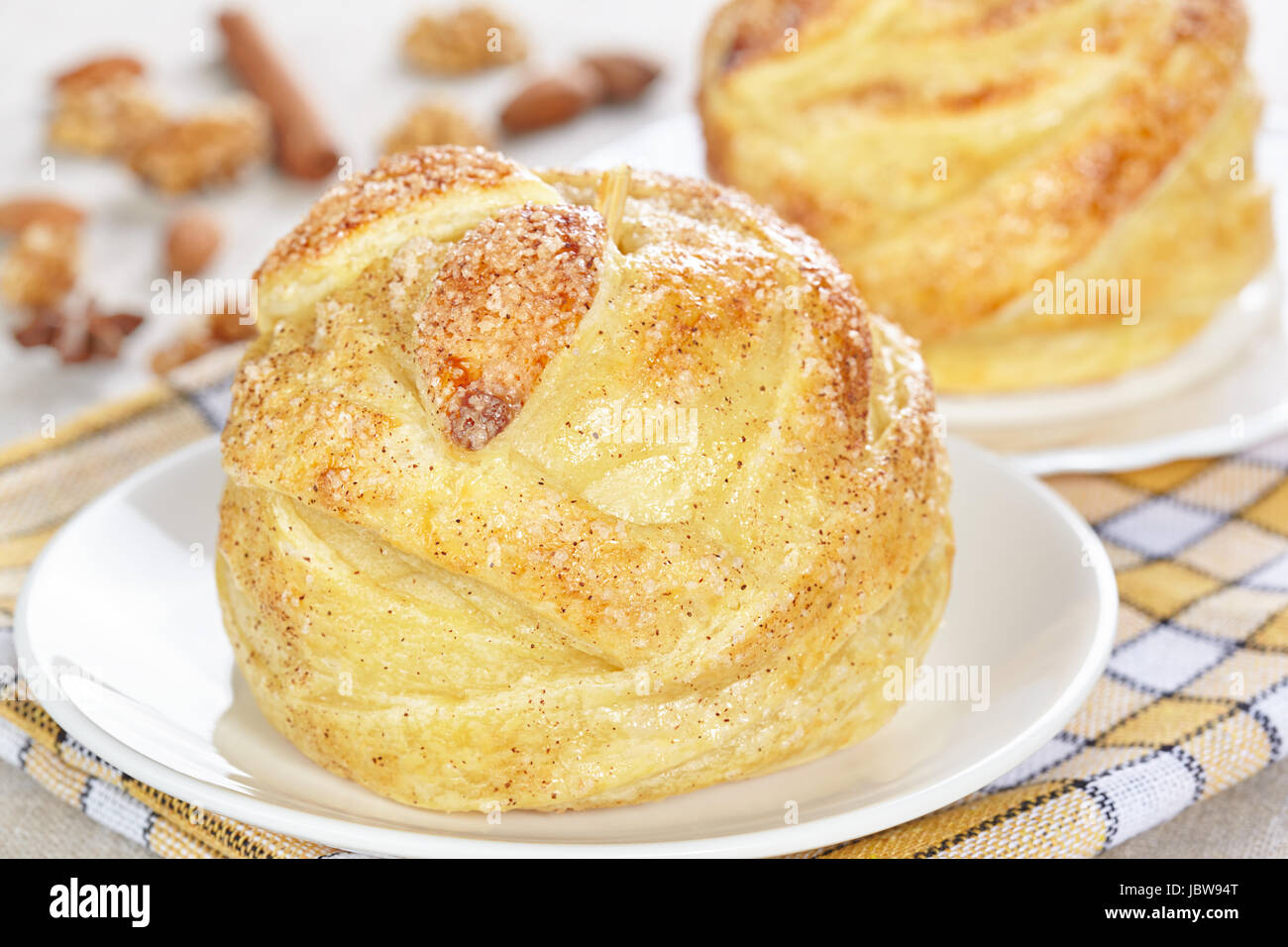 Äpfel in Blätterteig gebacken Stockfoto