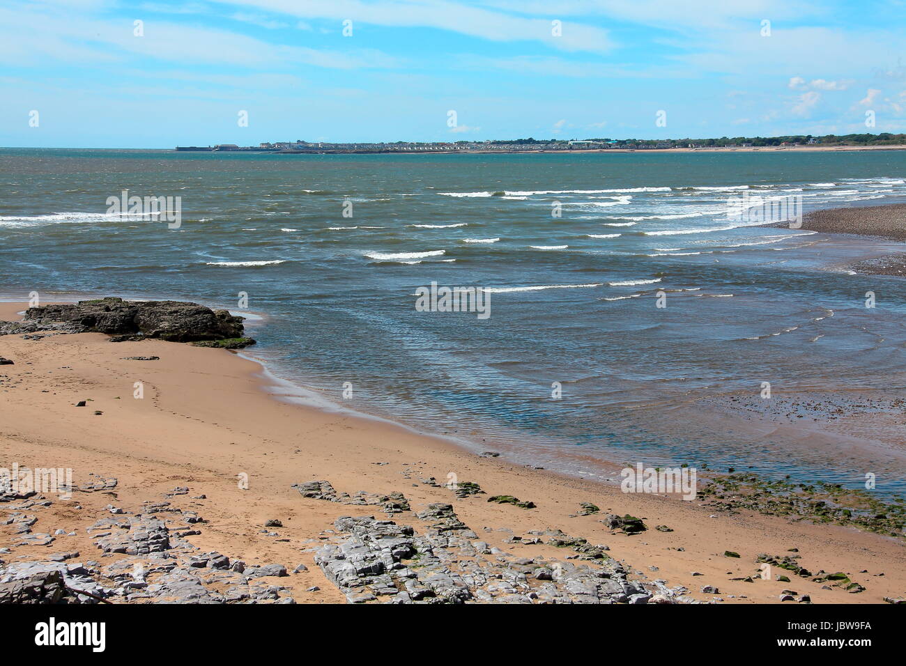 Ein Blick über der Mündung des Flusses Ogmore Blick auf die Stadt von Porthcawl mit sandigen Stränden und blauem Wasser. Stockfoto