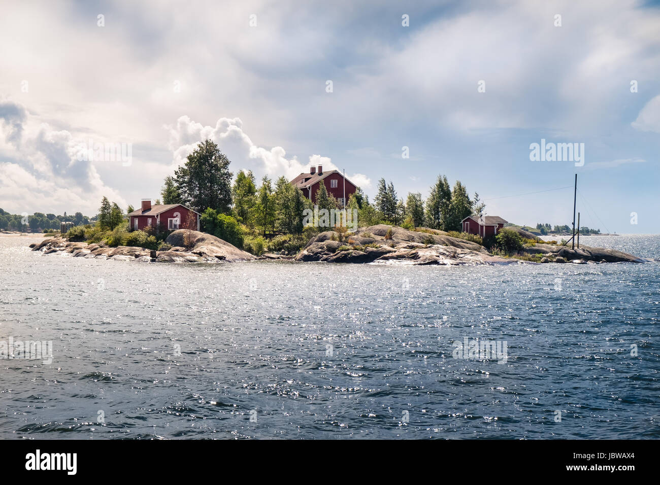 Landschaft mit idyllischen Insel und Häuschen am Sommertag in Finnland Stockfoto