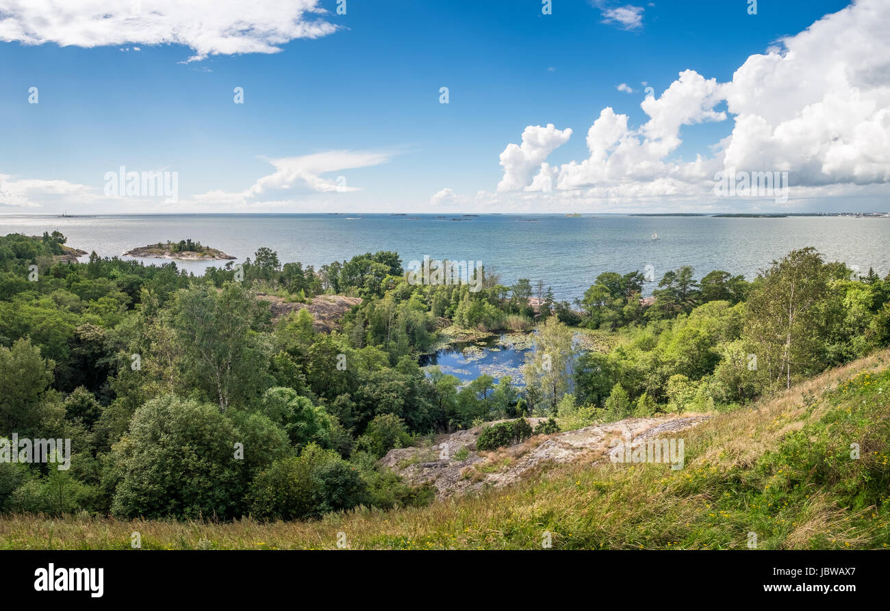 Malerische Landschaft mit Meer und üppiger Vegetation im strahlenden Sommertag in Finnland Stockfoto