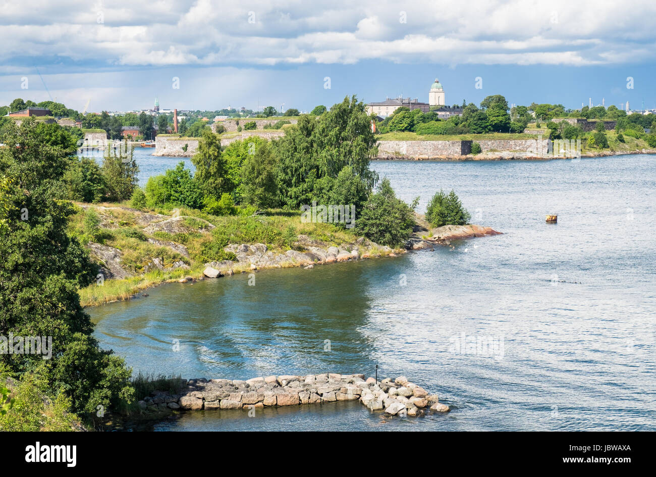 Malerische Landschaft mit Meer und üppiger Vegetation im strahlenden Sommertag in Finnland Stockfoto