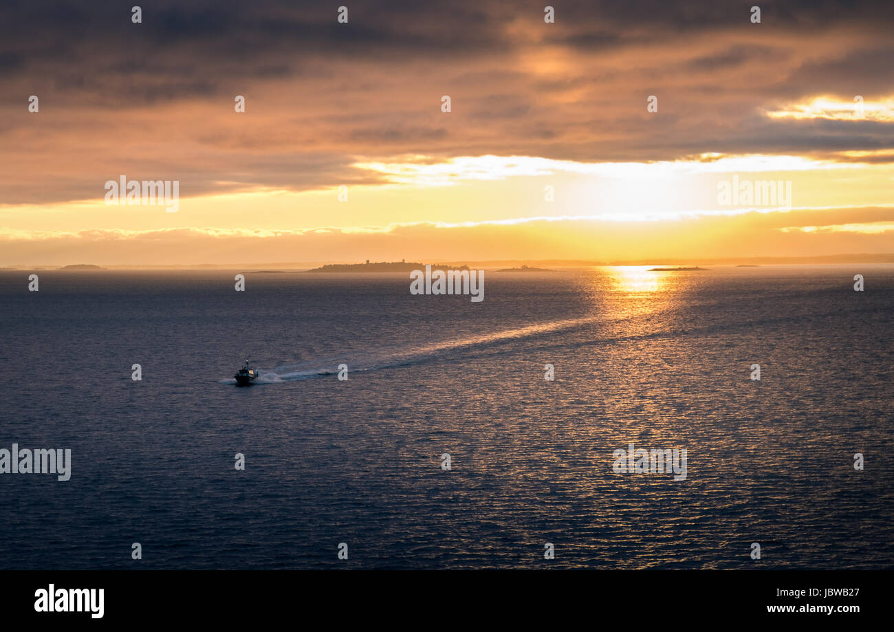Malerische Landschaft mit Sonnenuntergang und Meer am Abend im Golf von Finnland Stockfoto