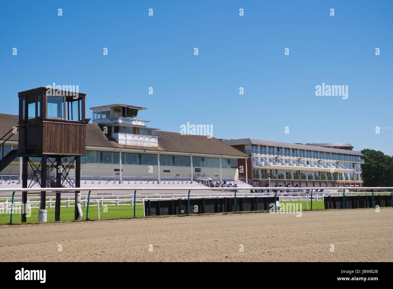 Aussichtsturm vor leeren Tribünen in Lingfield Park Racecourse in Surrey England Stockfoto