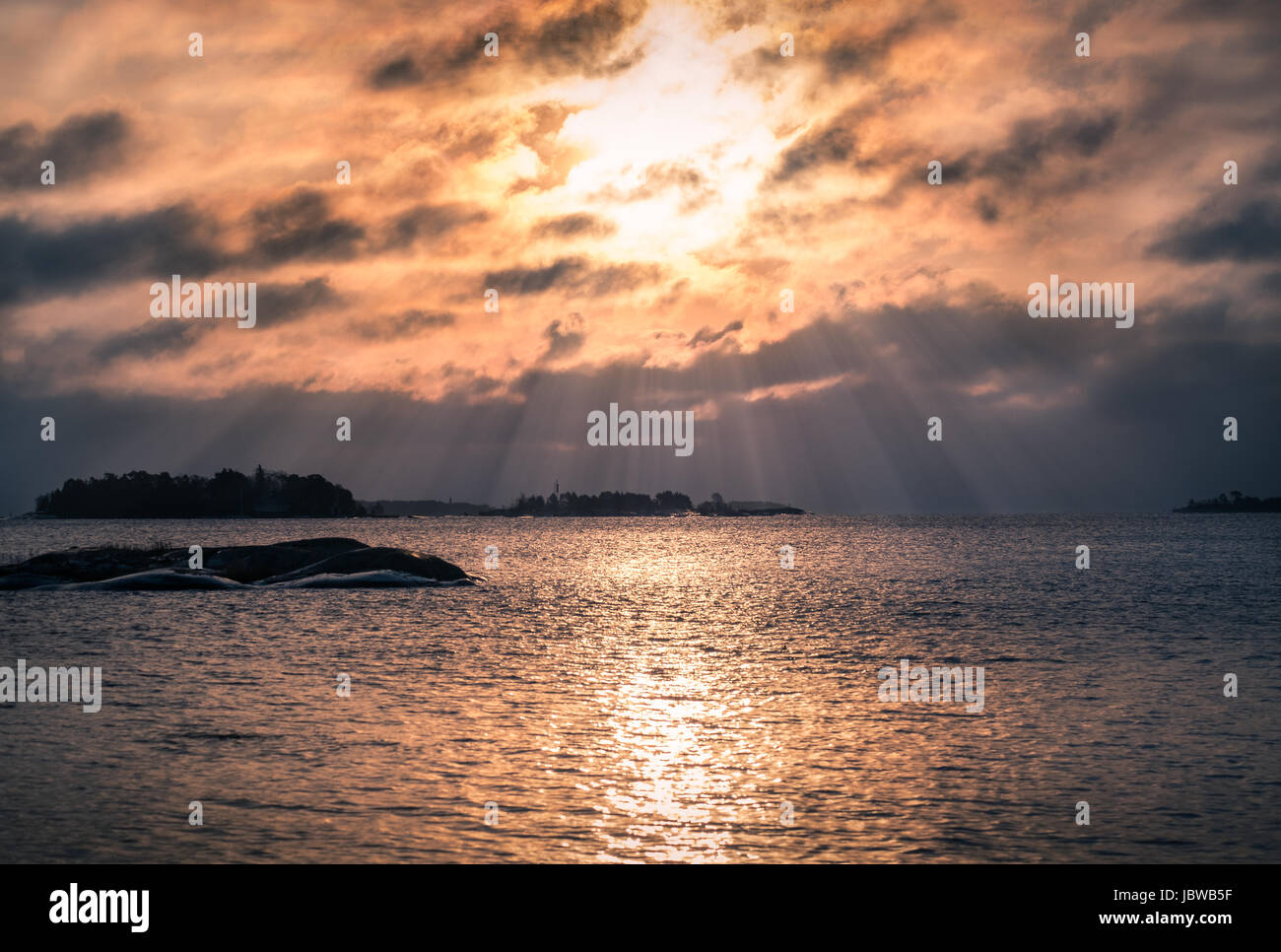 Seelandschaft mit Sonnenaufgang und Sonne Strahlen am Morgen im finnischen Meerbusen Stockfoto