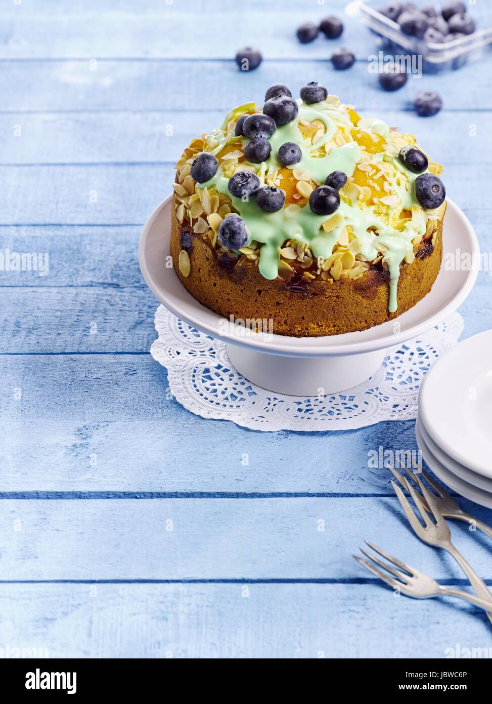 Aprikosen-Kuchen mit Heidelbeeren Stockfoto