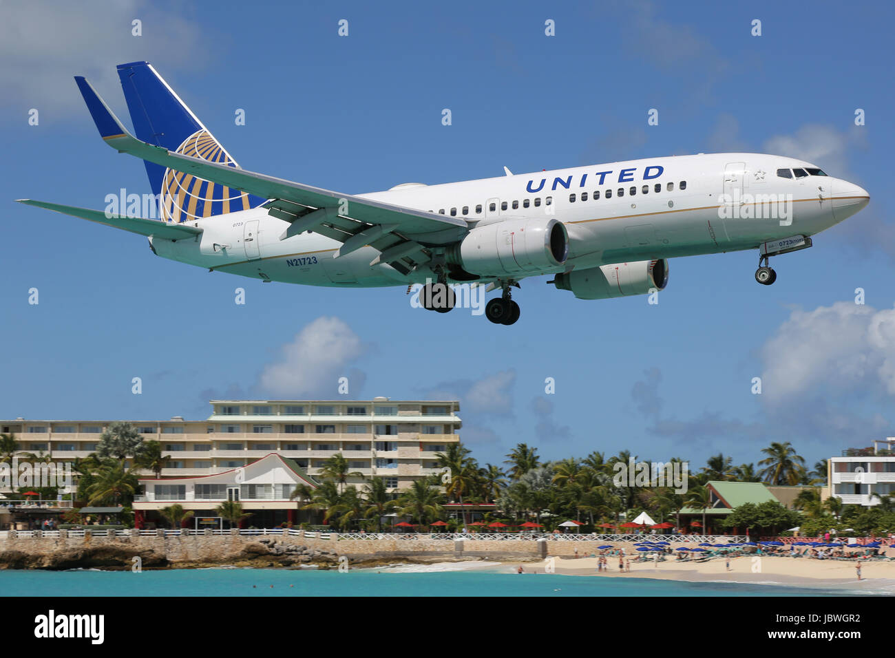 St. Maarten - 8. Februar 2014: Eine Boeing 737-700 der United Airlines Mit der Kennung N21723 Landet Auf Dem Flughafen von St. Maarten (SXM). St. Maarten ist Einer der Gefährlichsten Flughäfen der Welt. United Airlines ist Eine U.S.-Amerikanische Fluggesellschaft Mit Dem Hauptsitz in Chicago. Stockfoto