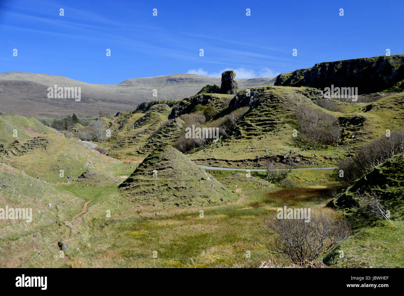 Die felsigen Turmburg Ewen & Kegel geformt Hügelchen in Fairy Glen in der Nähe von Uig, Isle Of Skye, North West Schottisches Hochland, Schottland, Vereinigtes Königreich. Stockfoto