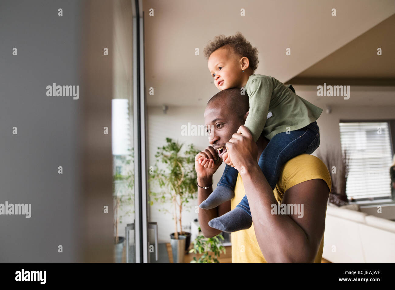 Jungen afroamerikanischen Vater mit seiner kleinen Tochter zu Hause. Stockfoto