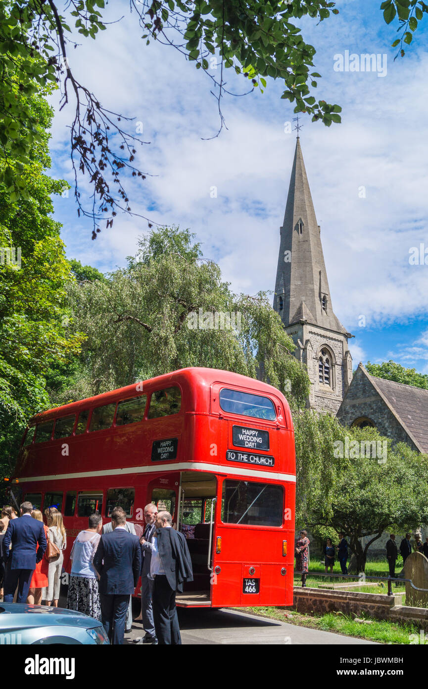 Routemaster roten Londoner Doppeldeckerbus RML883 verwendet als Hochzeitsauto, Kirche der Heiligen Unschuldigen, High Strand, Epping Forest, Essex, England Stockfoto