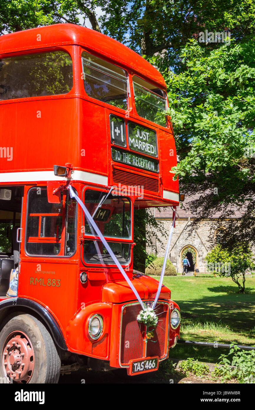 Routemaster roten Londoner Doppeldeckerbus RML883 verwendet als Hochzeitsauto, Kirche der Heiligen Unschuldigen, High Strand, Epping Forest, Essex, England Stockfoto