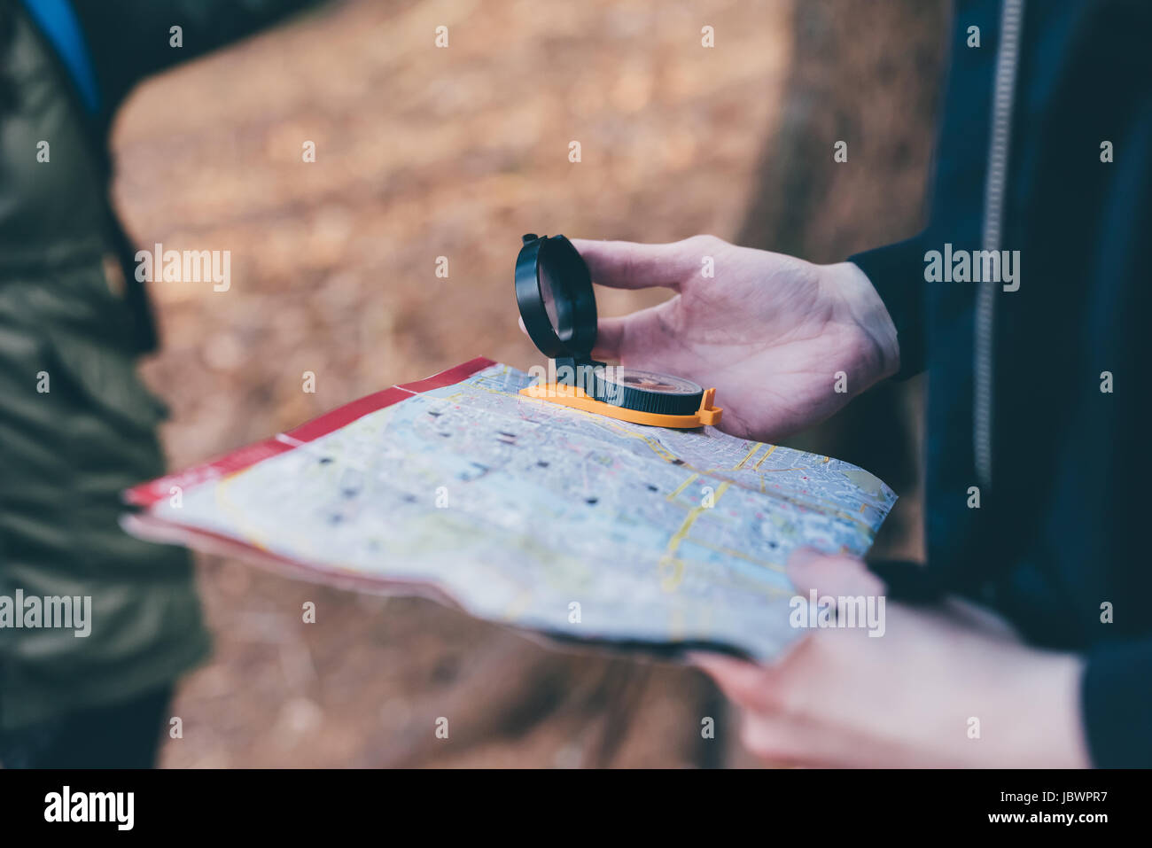 Beschnitten, Schuss Wandern paar OL mit Kompass und Karte, Monte San Primo, Italien Stockfoto