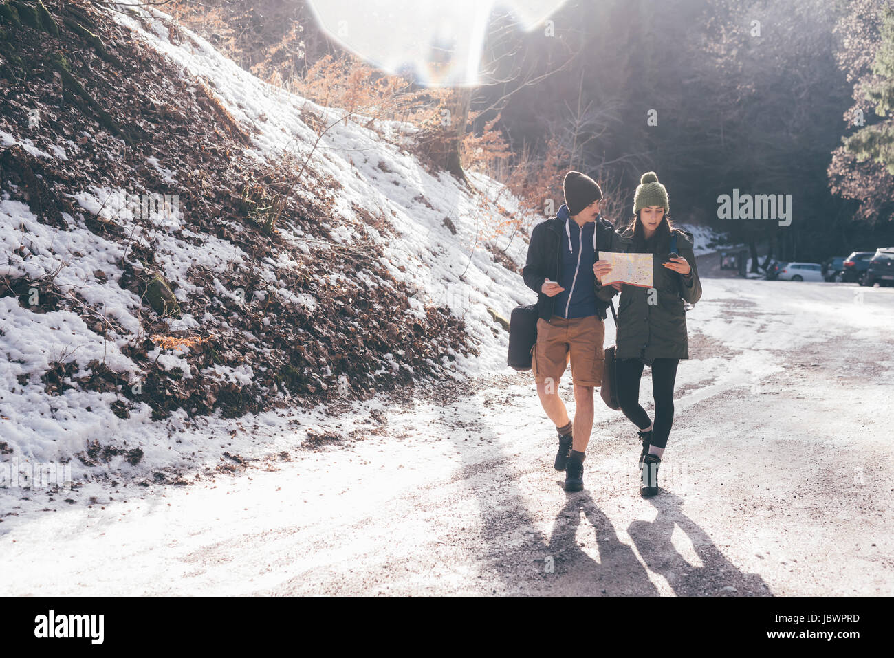 Wandern-paar auf der Suche bei Kompass Wandern entlang Landstraße, Monte San Primo, Italien Stockfoto