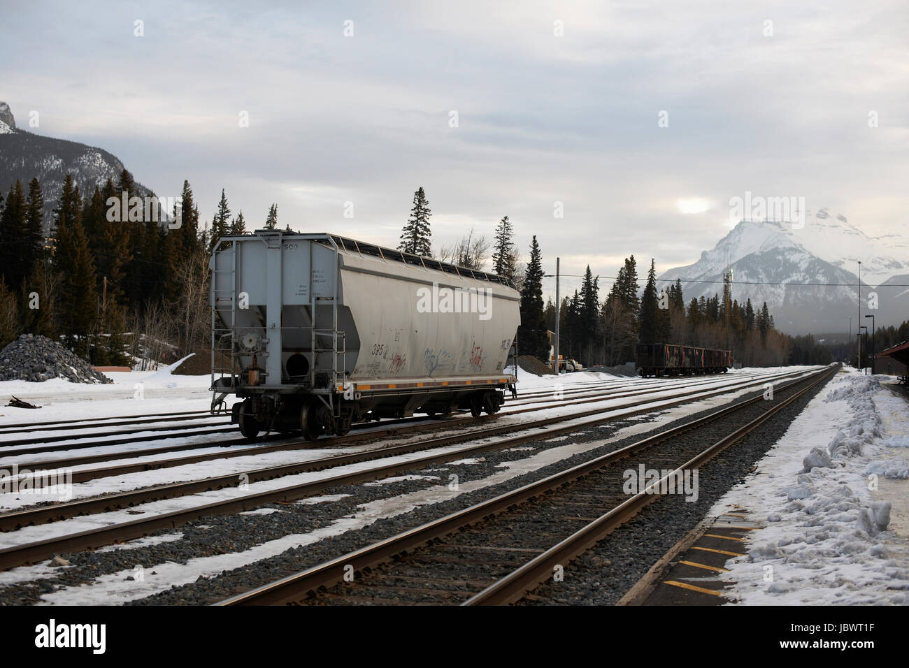 Güterzug-Wagen auf Schienen, Banff, Kanada Stockfoto