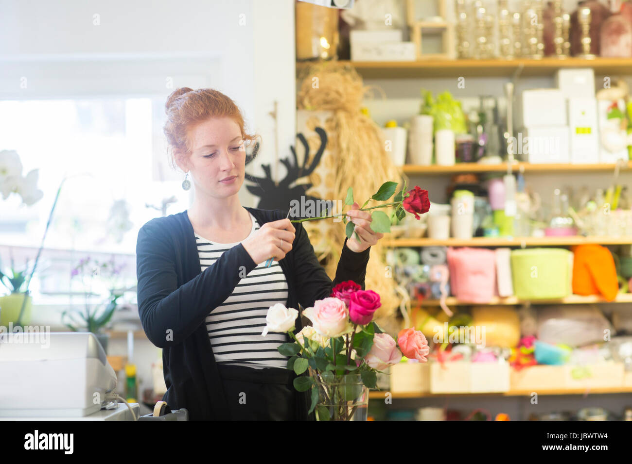 Floristen arrangieren Blumen im shop Stockfoto