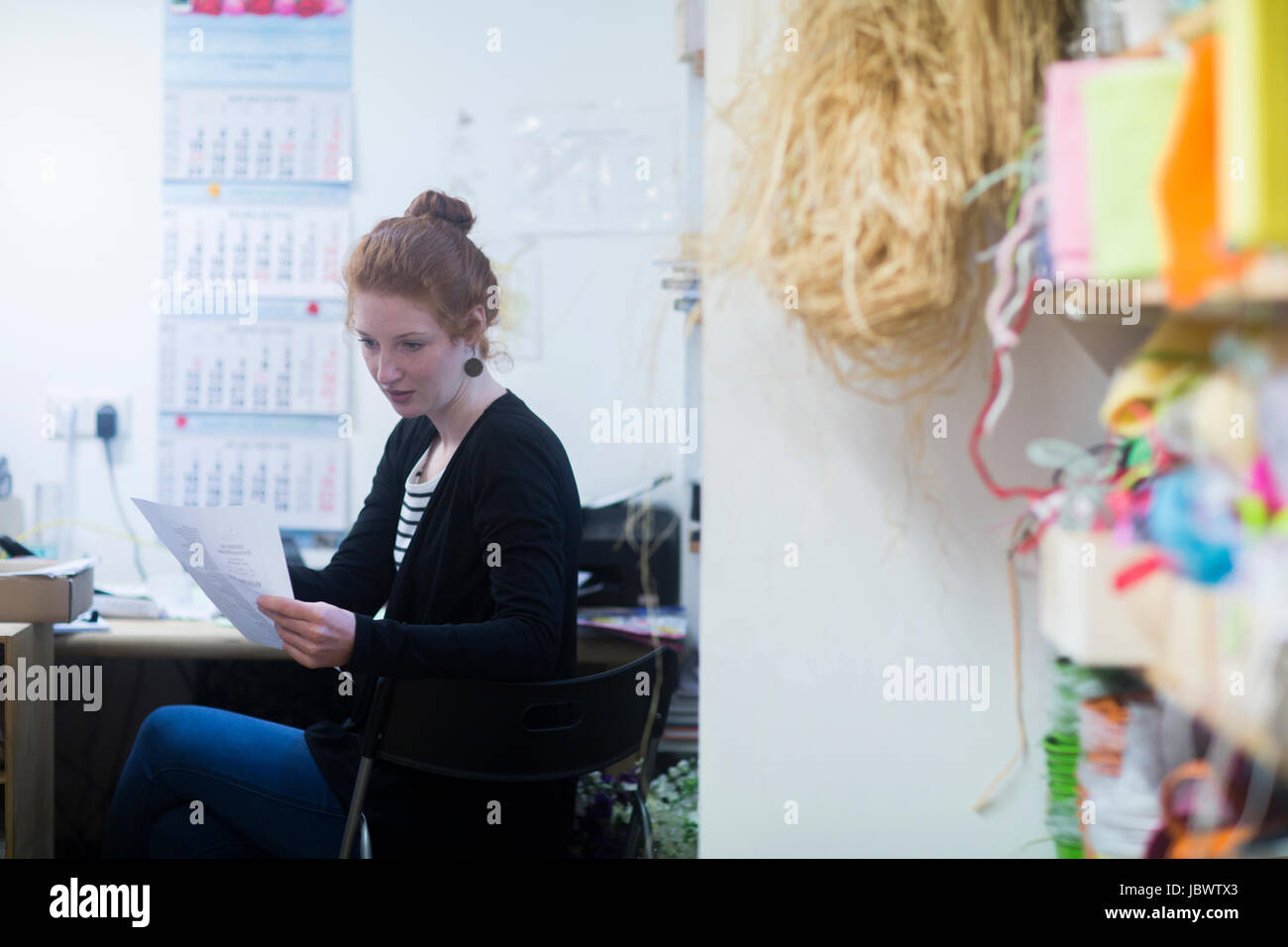 Floristen arbeiten im shop Stockfoto