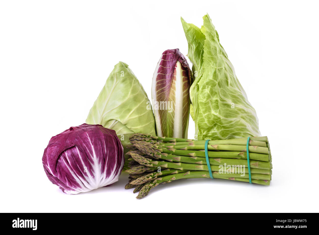 Chicorée Spargel Radicchio Ende Salade isoliert auf weiss Stockfoto
