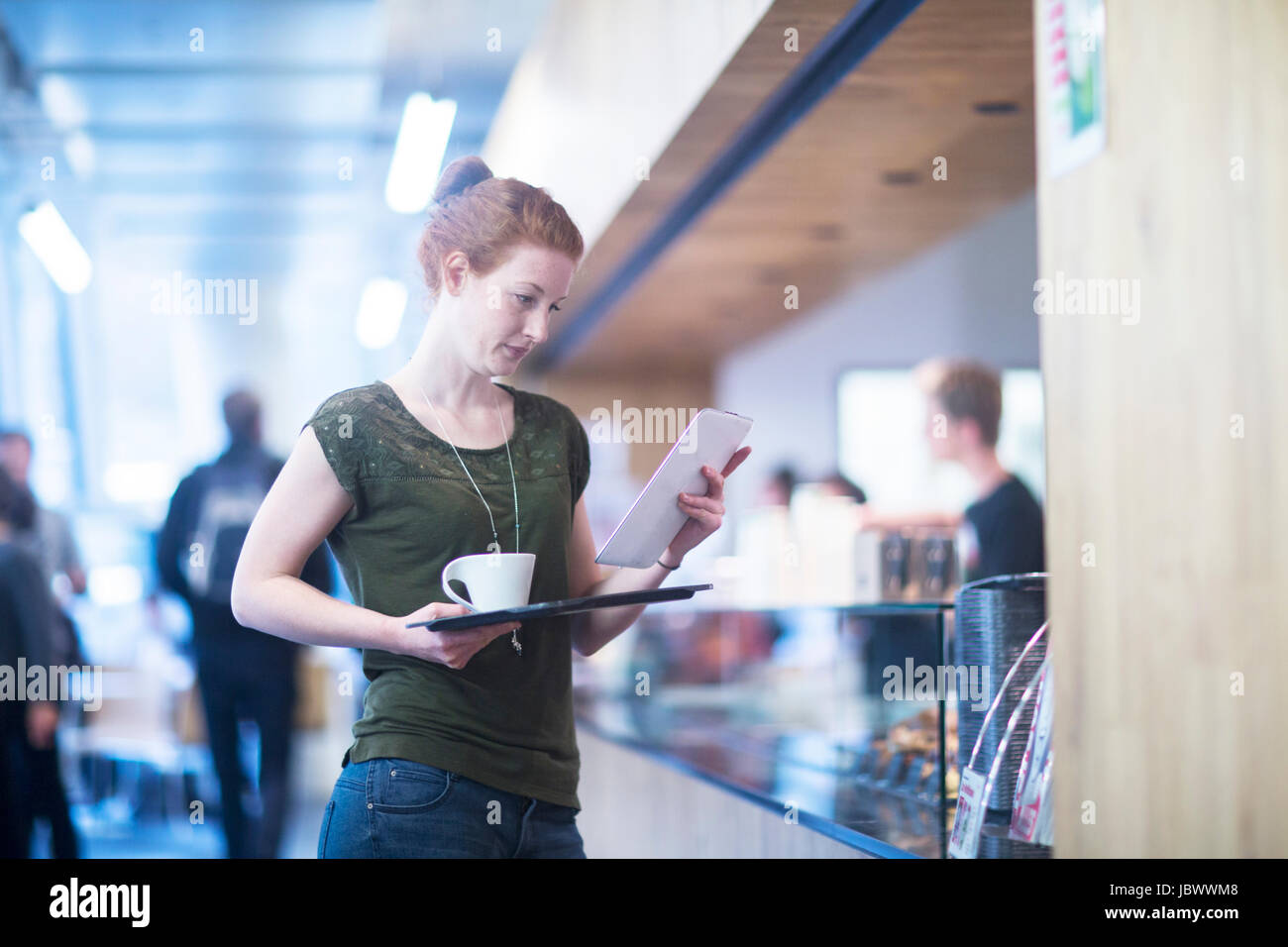 Student im Café in Bibliothek Stockfoto