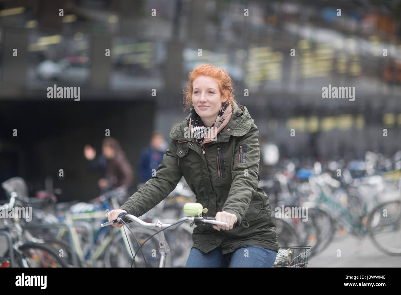 Student Radfahren abseits Universitätsbibliothek, Freiburg, Deutschland Stockfoto