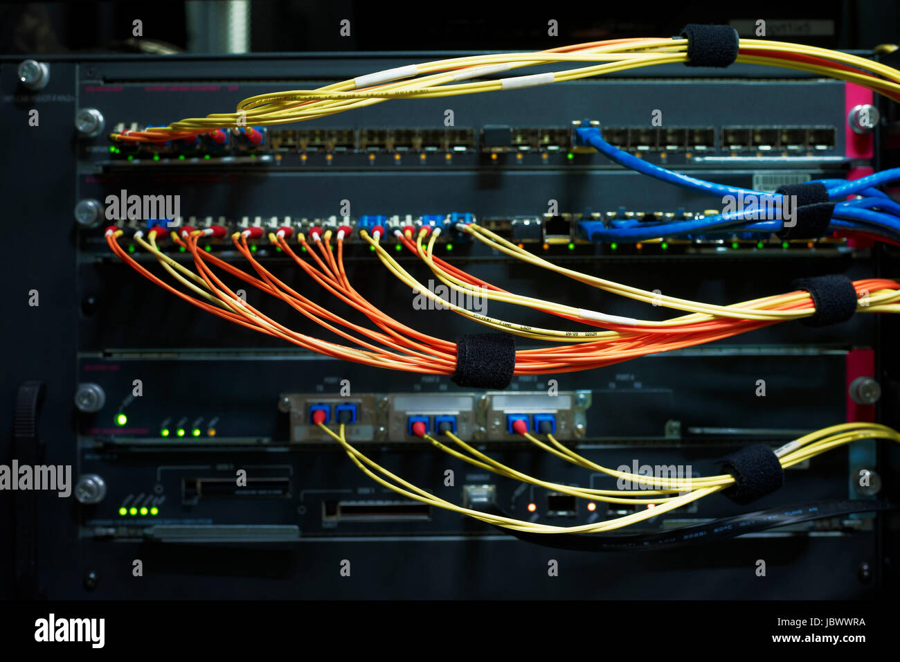 Detail der roten und gelben Kabel am Daten-Storage-Geräte im Rechenzentrum Stockfoto