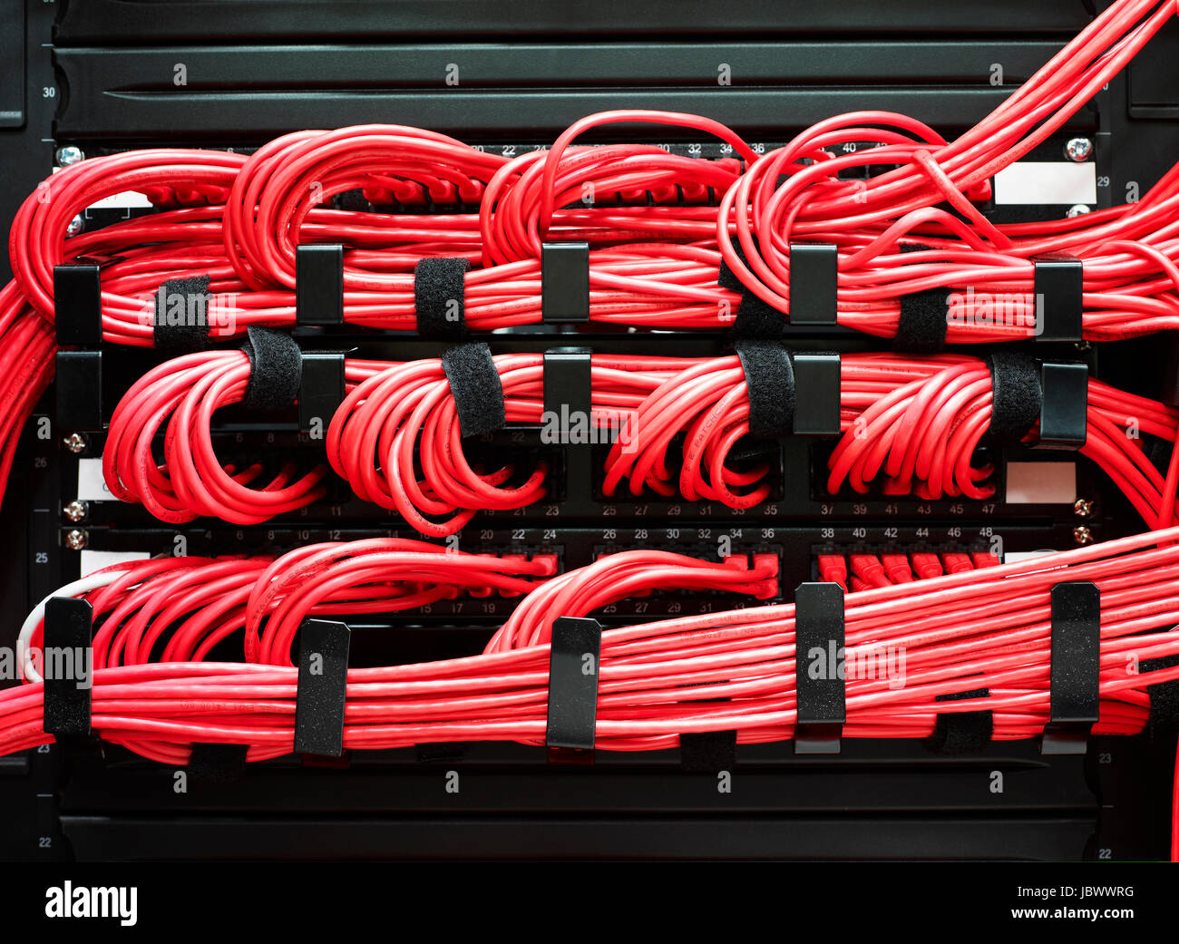 Detail der roten Kabel auf Daten-Storage-Geräte im Rechenzentrum Stockfoto