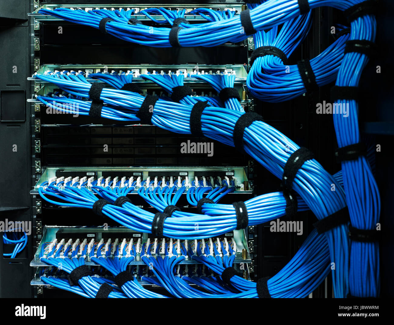 Detail der blauen Kabel auf Daten-Storage-Geräte im Rechenzentrum Stockfoto