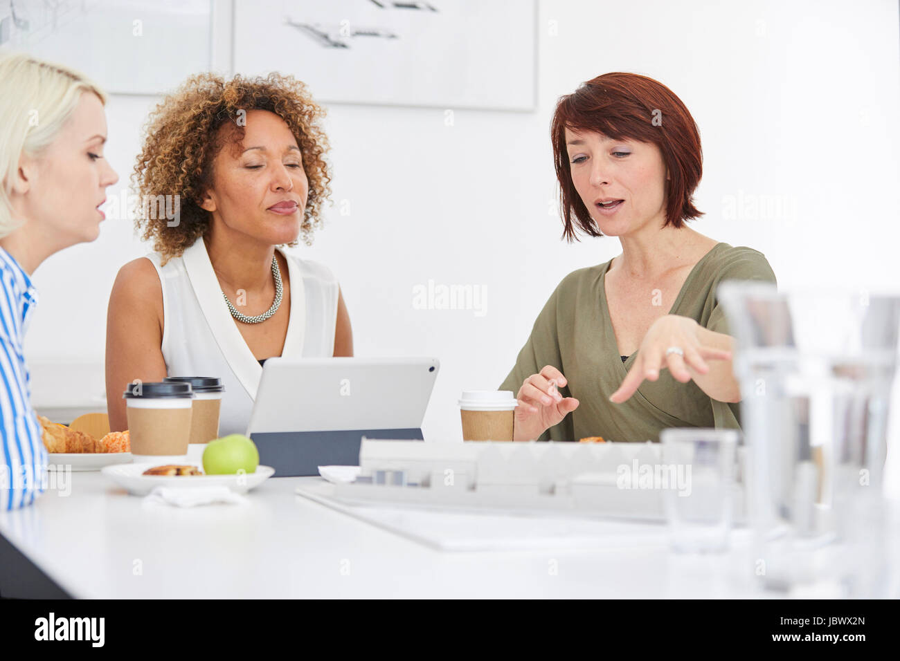 Architektin erklärt Architekturmodell auf Tisch im Team-meeting Stockfoto