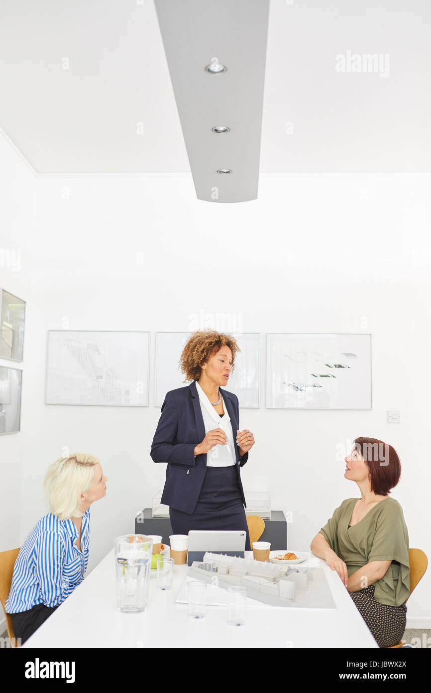 Architektin, Teampräsentation am Konferenztisch Stockfoto