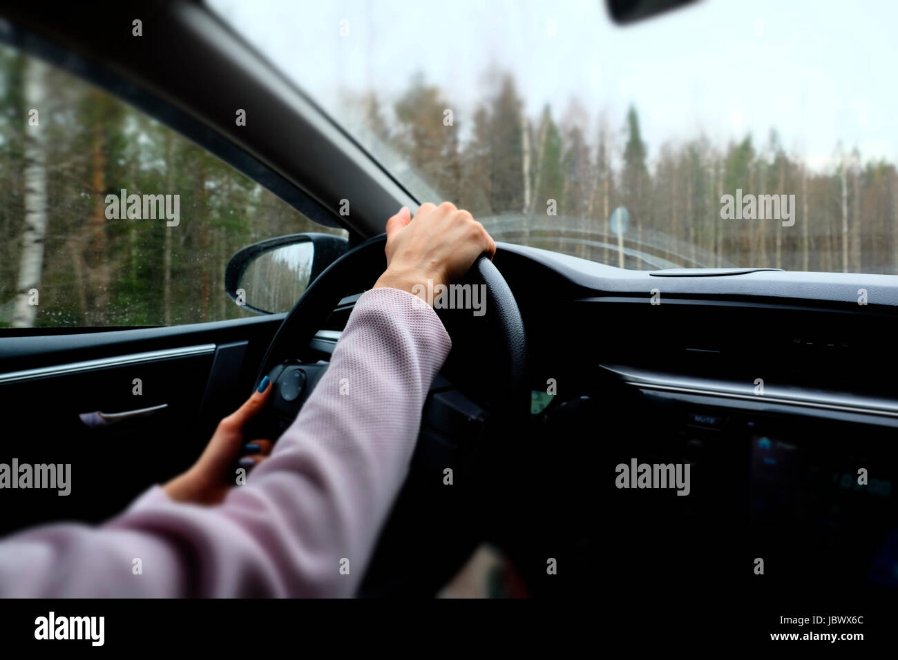 Autofahrerin linke Hand Fahrzeug, close-up Stockfoto