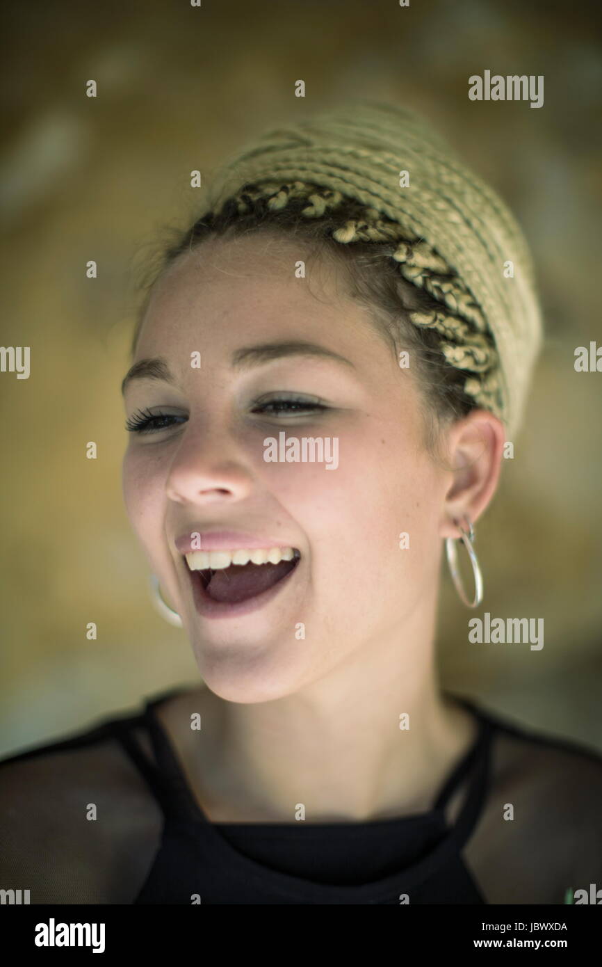 Porträt der jungen Frau mit Dreadlocks, lachen Stockfoto