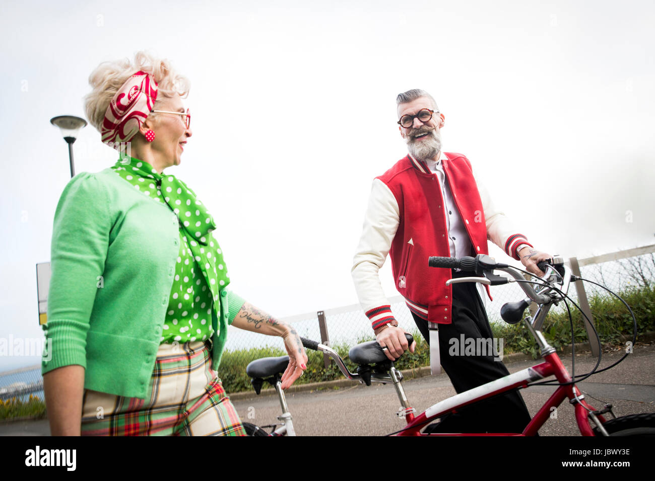 50er Jahre Vintage-Stil Paar mit Tandem-Fahrrad an Küste Stockfoto