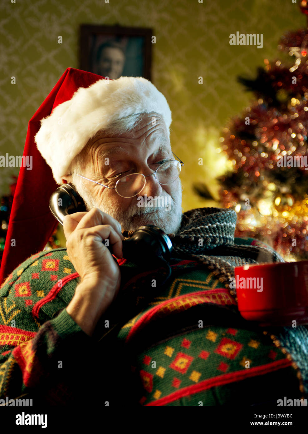 Bilder von Santa Claus zu Hause entspannen und am Telefon Stockfoto