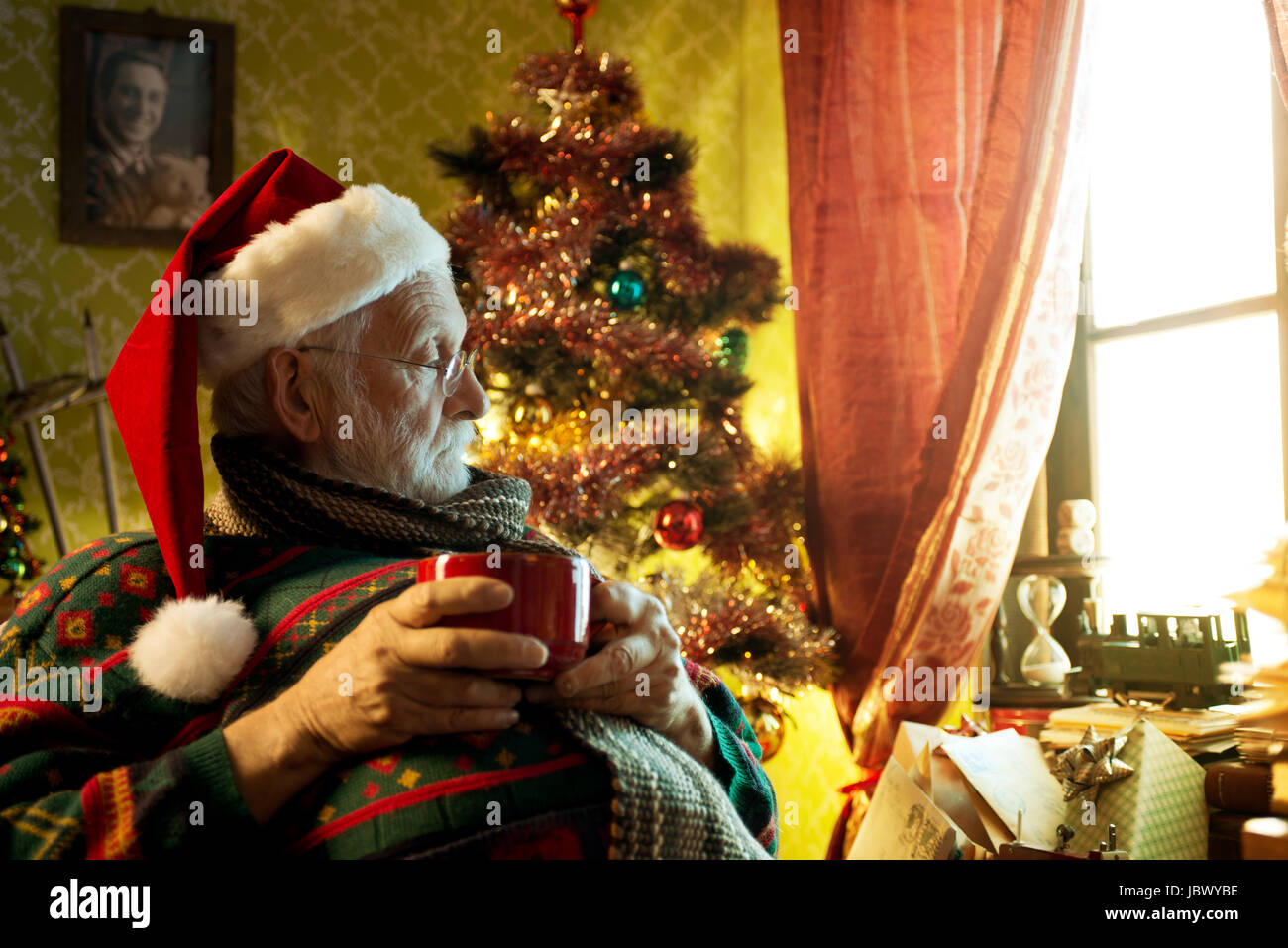 Bilder von Santa Claus entspannend zu Hause Kaffee zu geniessen Stockfoto