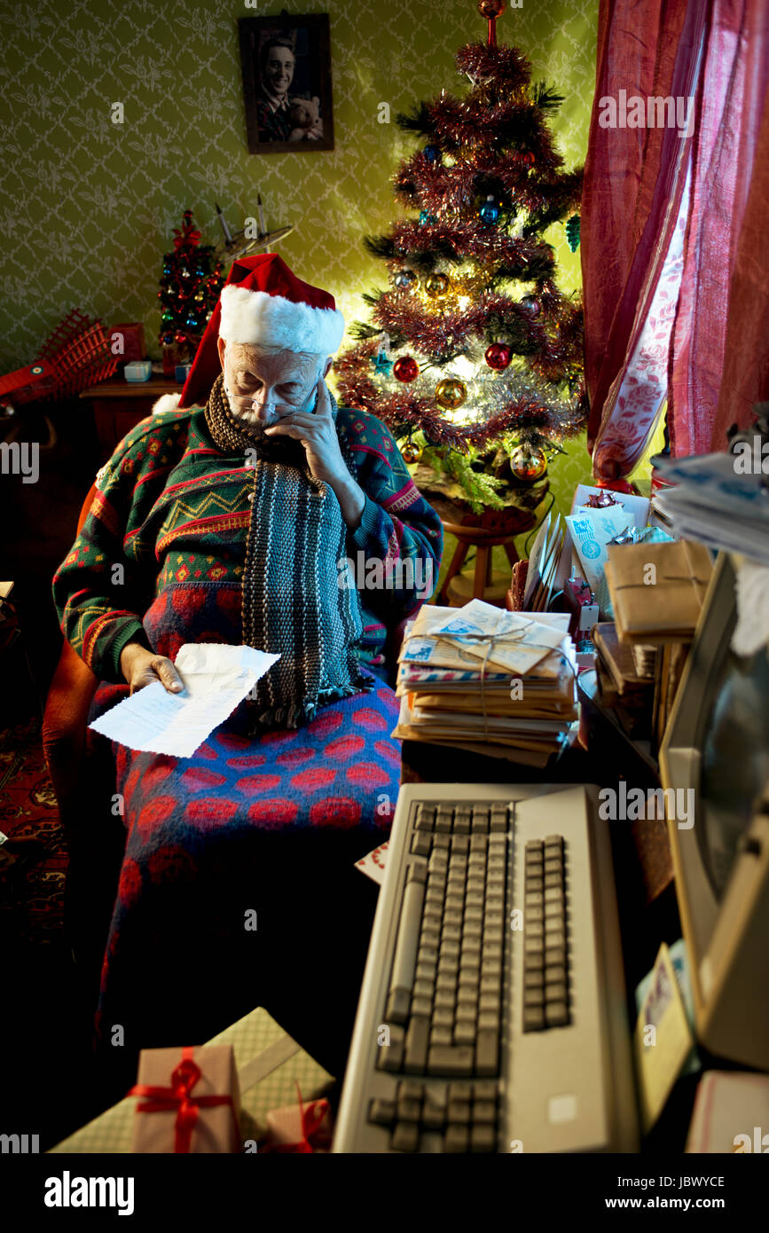 Bilder vom Weihnachtsmann schlafend im Sessel zu Hause Stockfoto