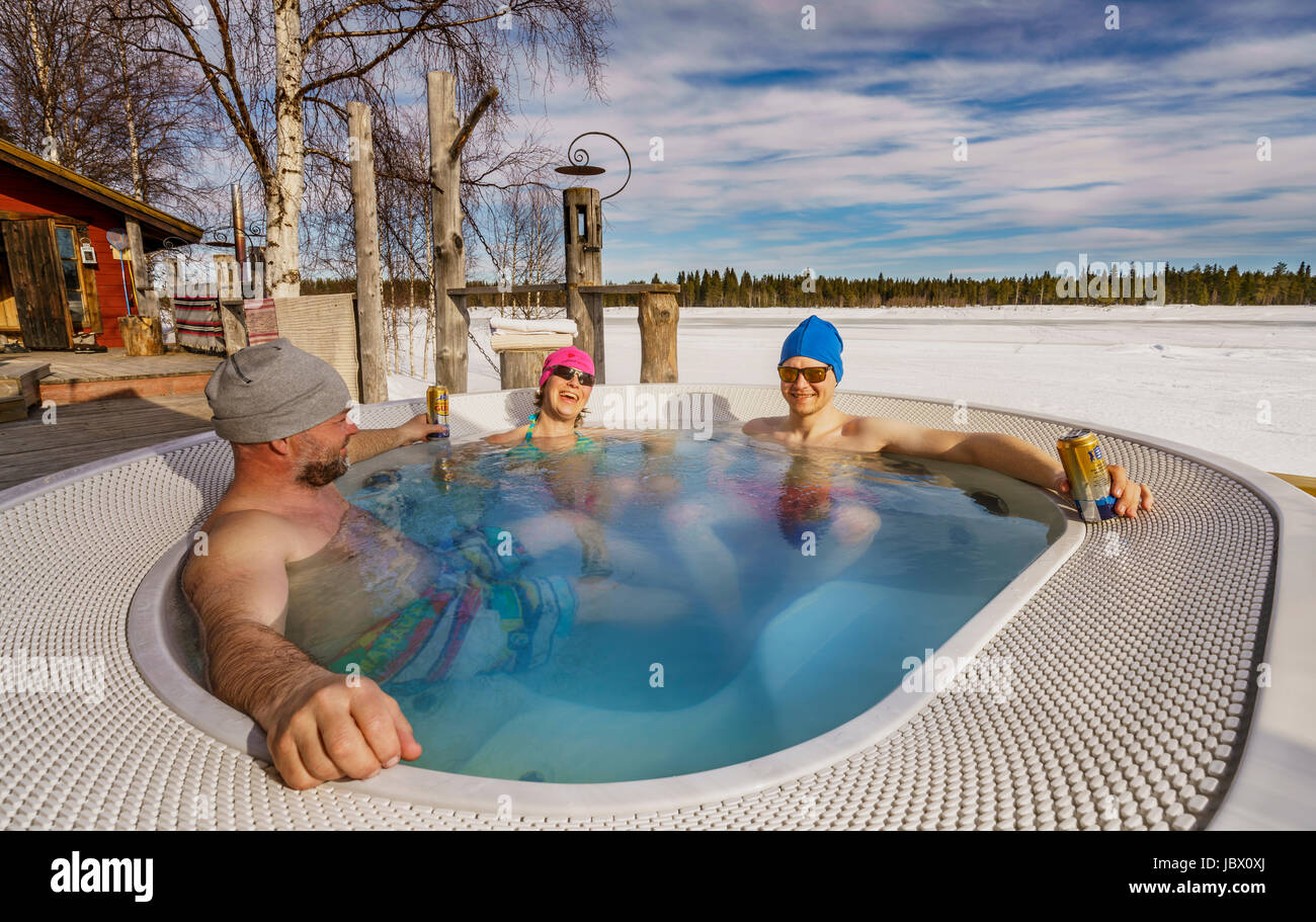 Genießen Sie den Whirlpool in Lappland Guesthouse, Kangos, Schwedisch Lappland Stockfoto