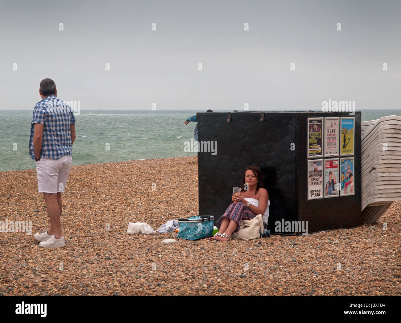 Zuflucht auf einem stumpfen, kalten Tag am Strand von Brighton Stockfoto