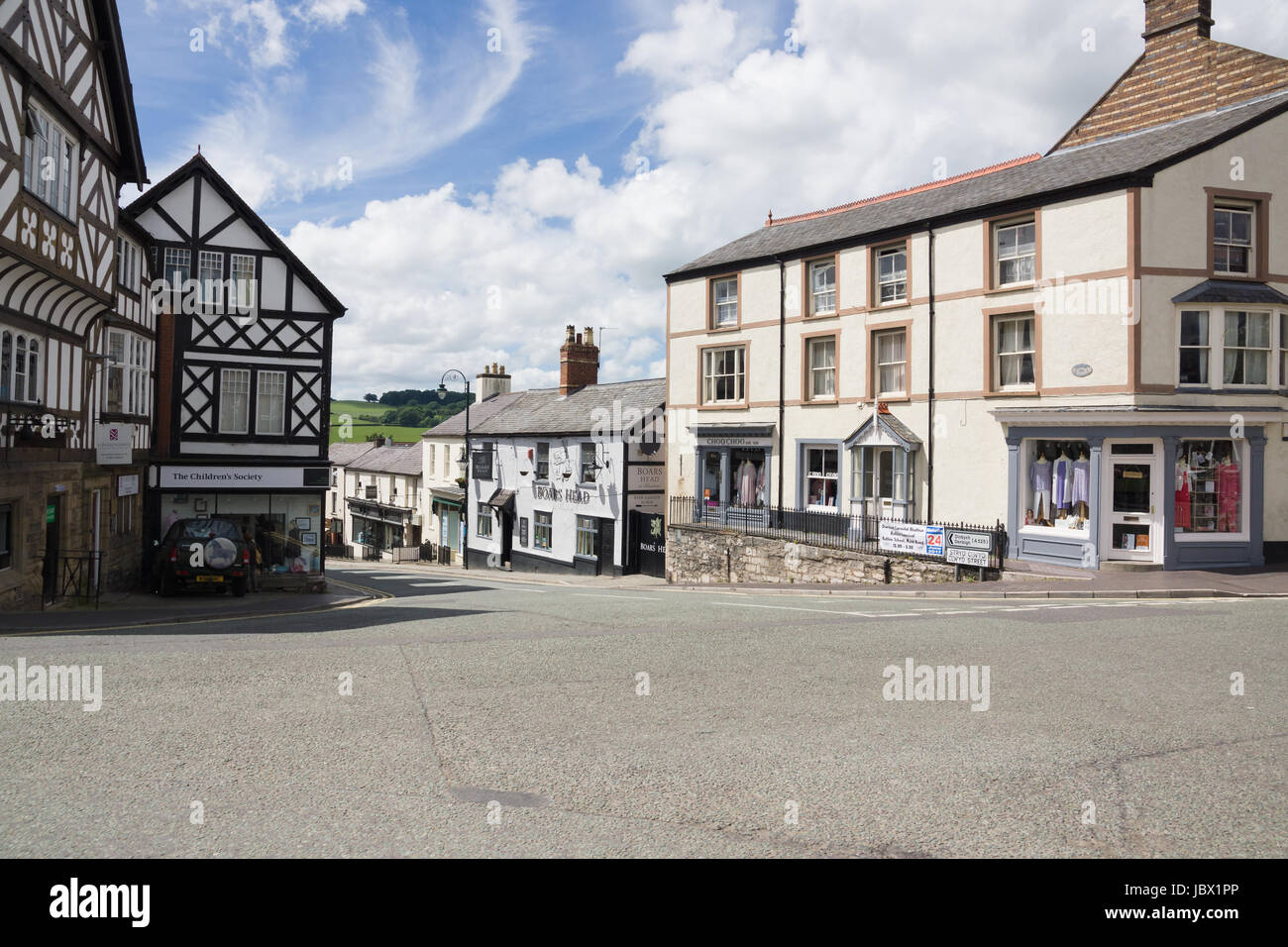 Clwyd Straße in Ruthin mit malerischen historischen Gebäuden und Geschäften, darunter das Boars Head Public house Stockfoto