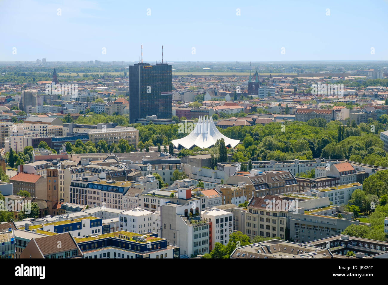 Berlin, Deutschland - 9. Juni 2017: Berliner Skyline über Kreuzerbg Bezirk zeigt das Dach des Tempodrom Event Location Berlin, Deutschland. Stockfoto