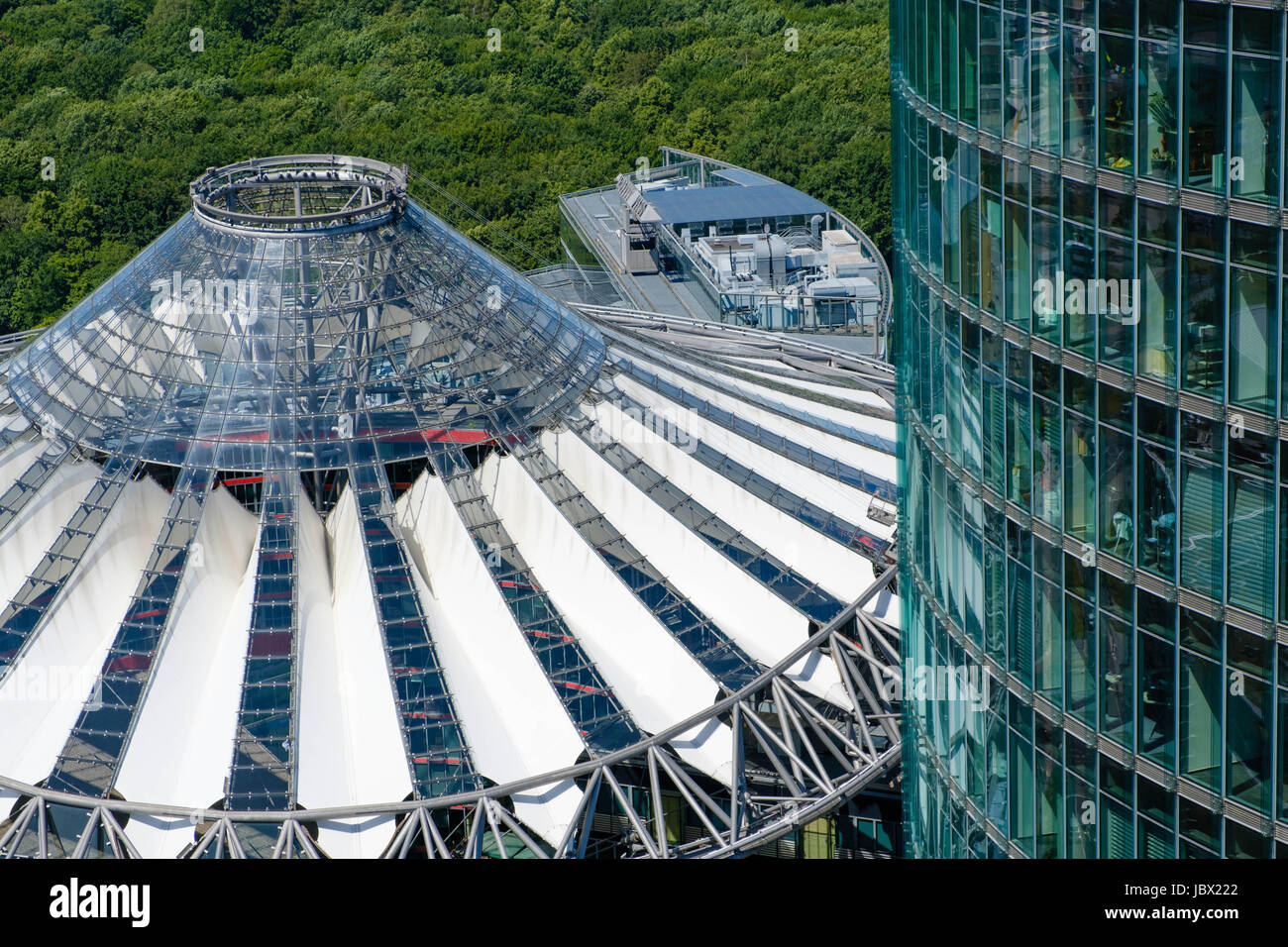 Berlin, Deutschland - 9. Juni 2017: moderne Architektur am Potsdamer Platz - Dach des Sony Centers und Büro Hauptsitz der Deutschen Bahn (Deutsch Stockfoto