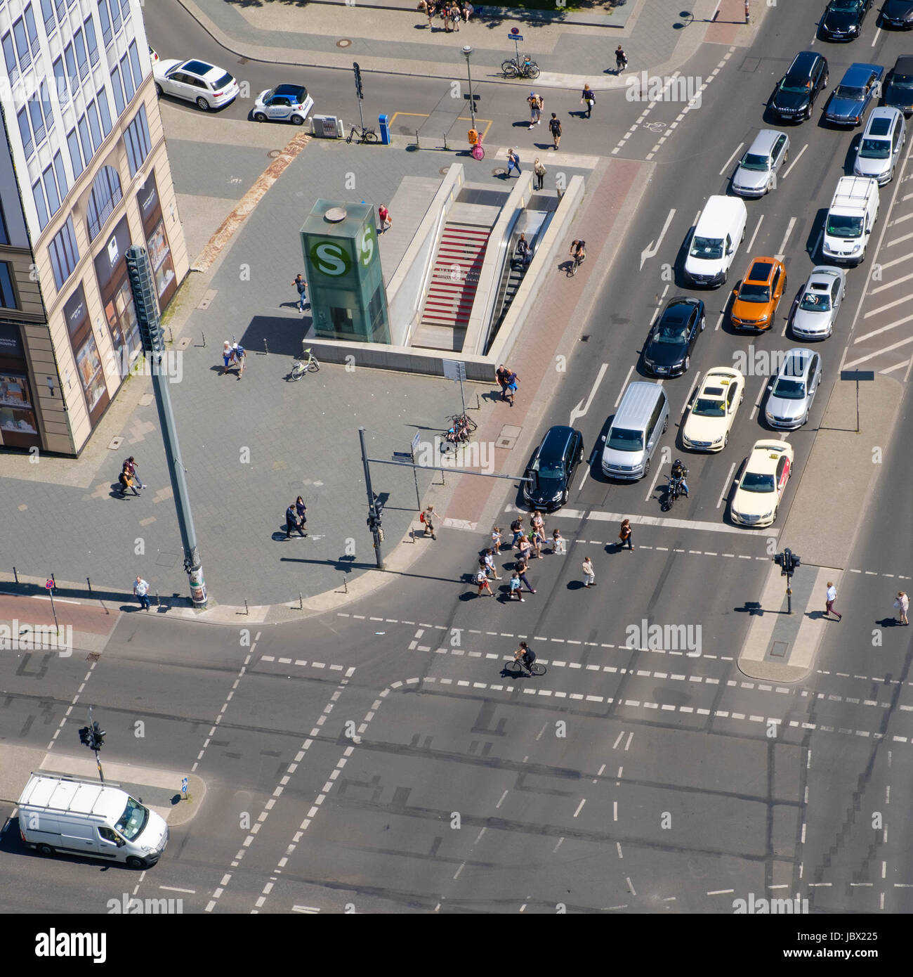 Berlin, Deutschland - 9. Juni 2017: Luftaufnahmen von einer Kreuzung / Straße Verkehr mit Autos und Menschen am Potsdamer Platz in Berlin, Deutschland Stockfoto