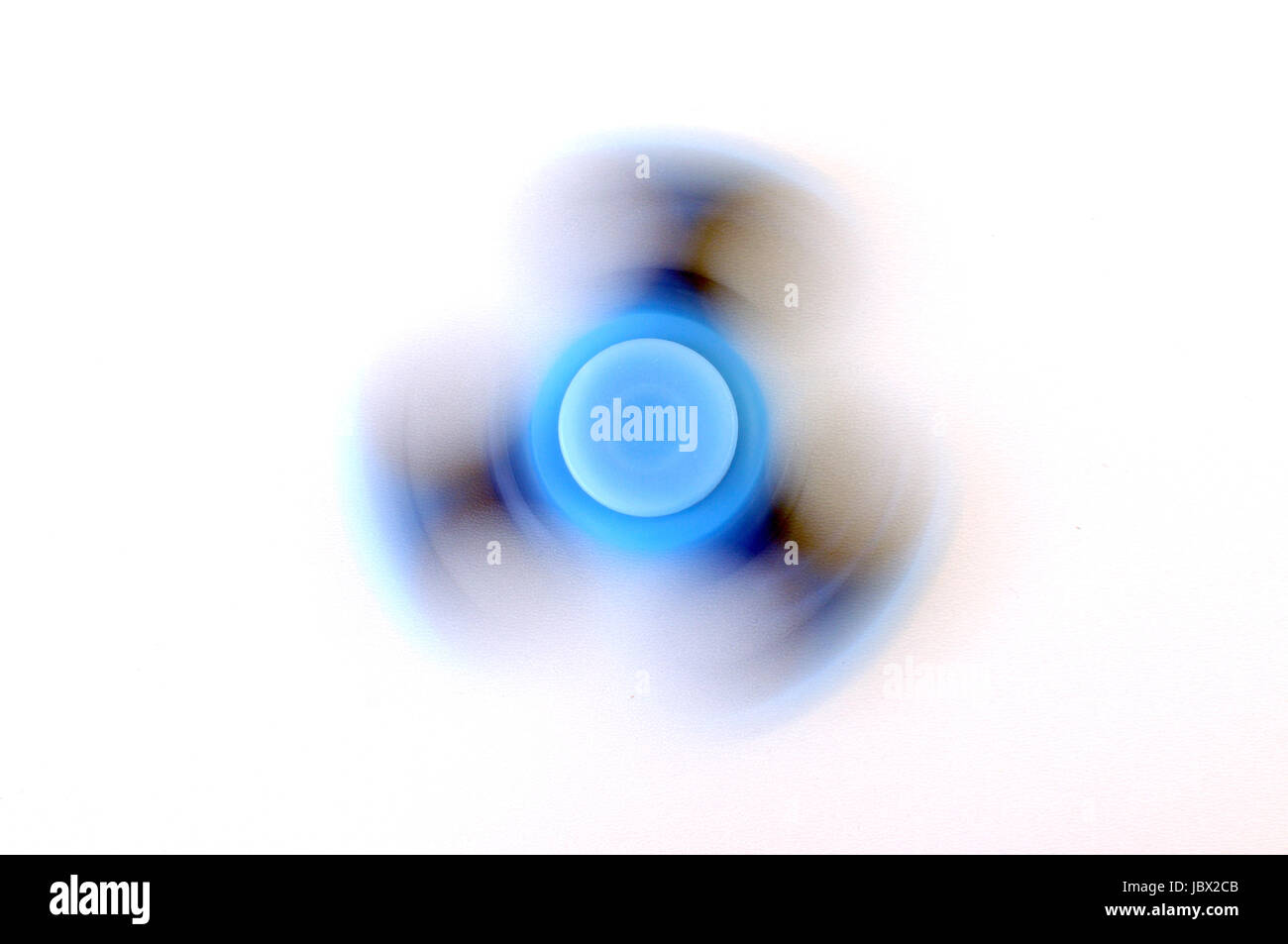 Draufsicht der blauen Fidget Spinner Spinnerei auf weißem Hintergrund Stockfoto