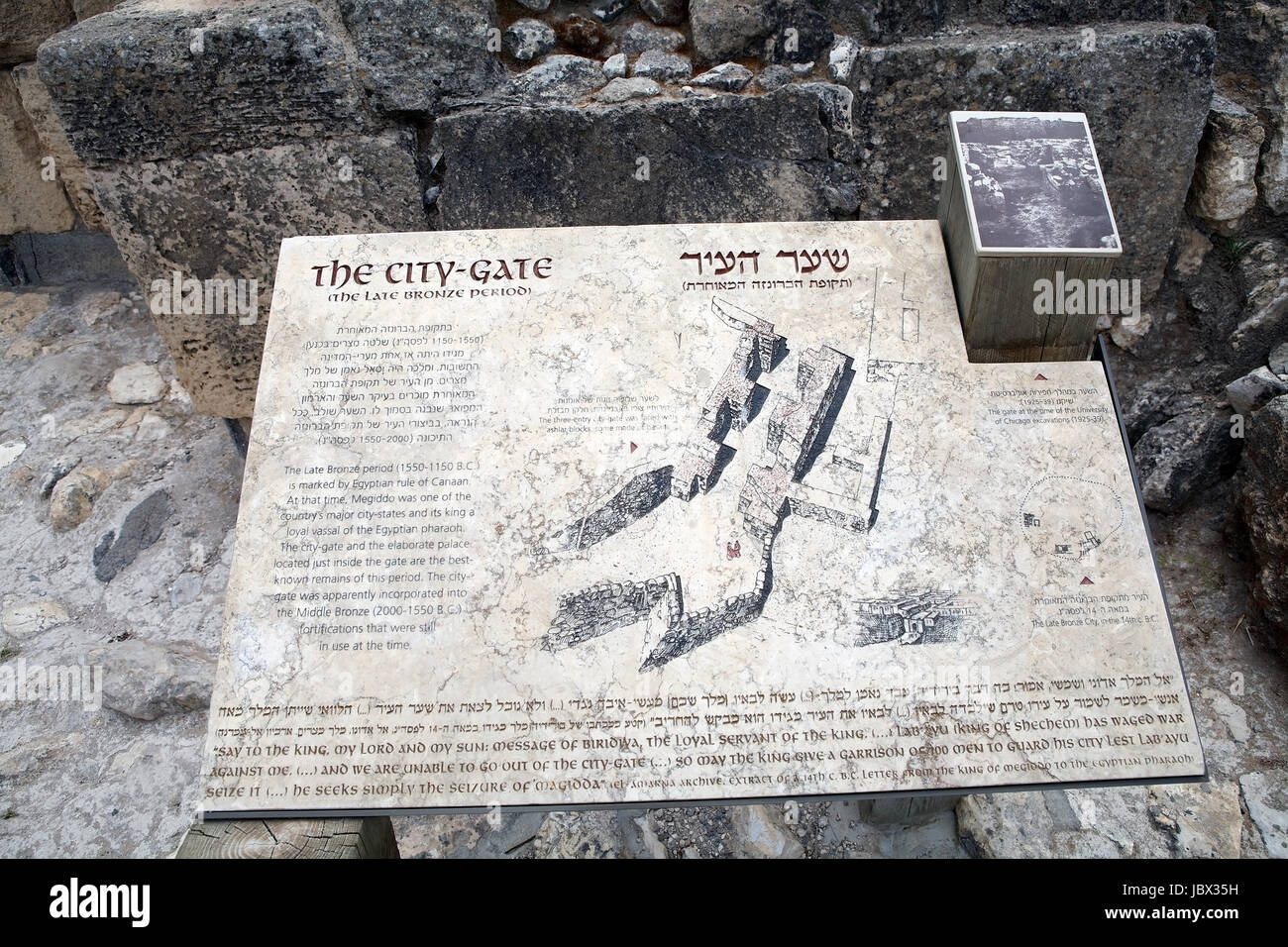 Megiddo, Israel, 14. Juni 2013: Bereich Erklärung in englischer Sprache und hebräischen Sprache geschrieben beschreibt das Megiddo Stadttor an der archäologischen Stätte Megiddo Stockfoto