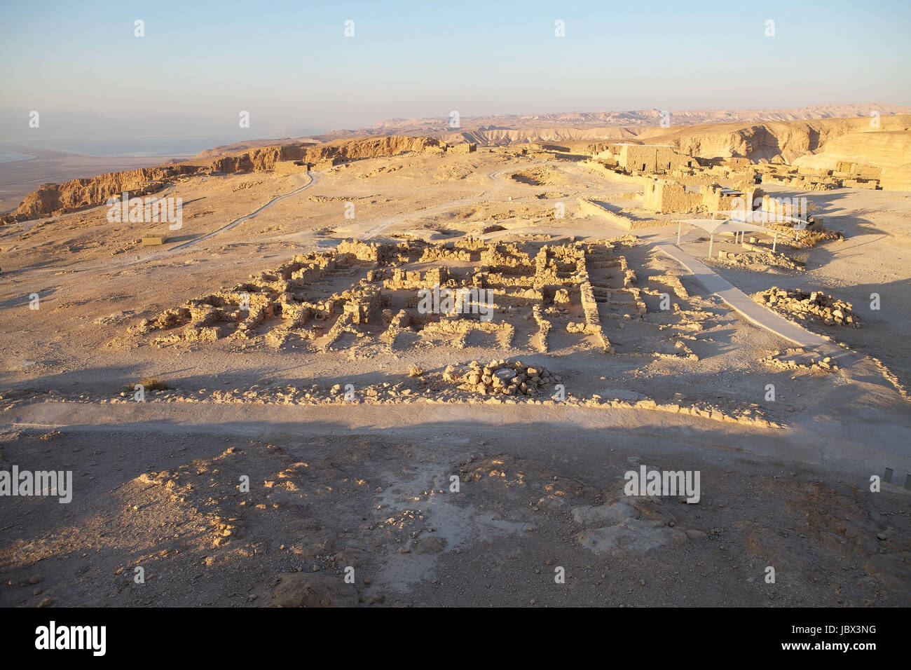 Die westlichen Palastruine auf der Festung Masada auf dem Plateau von Masada in der Morgendämmerung, Israel, Stockfoto