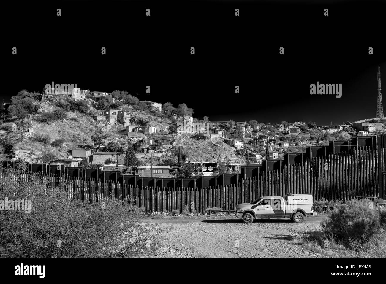 Border Patrol vor der Zaun zwischen den USA und Mexiko in Nogales, Arizona, Vereinigte Staaten; eine Frage der aktuellen Politik und Debatte Stockfoto