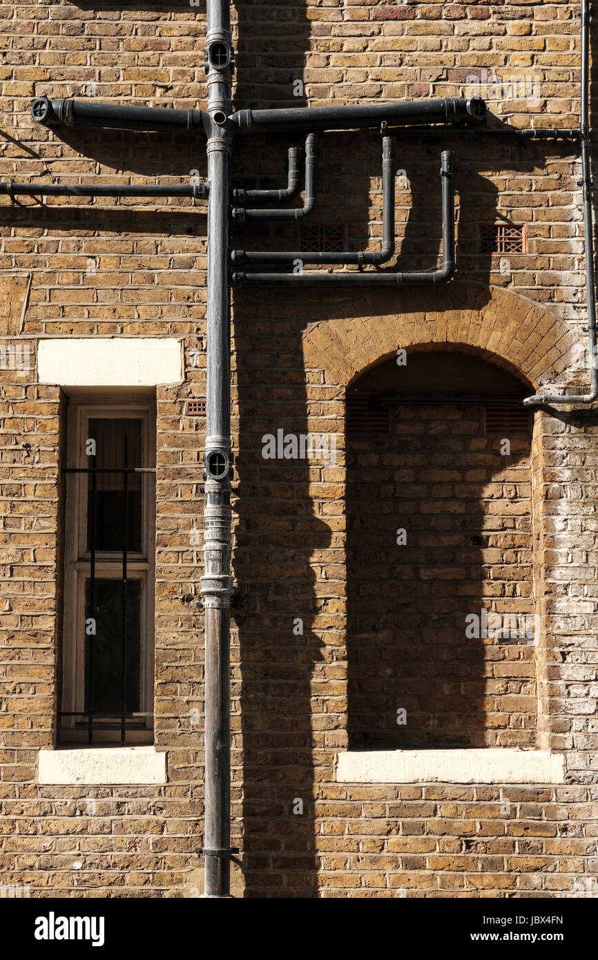 Exzterir Rohrleitungen Rohrleitungen des traditionellen London Ziegel bauen Gebäude, Southwark, London, UK Stockfoto