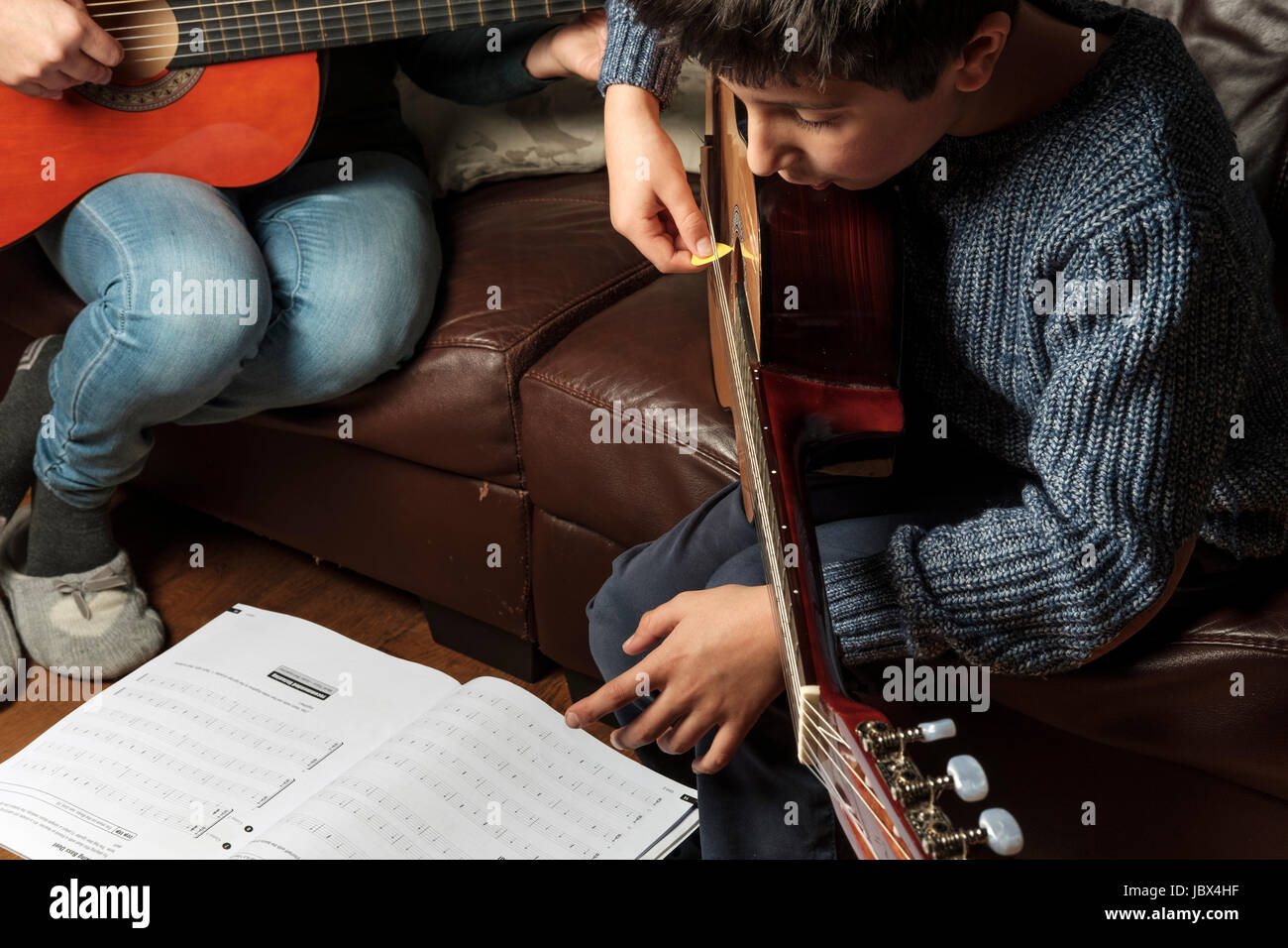 Privaten Gitarrenunterricht zu Hause < UK Stockfoto