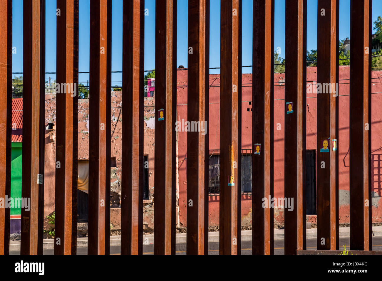 Internationale Grenze zwischen den Vereinigten Staaten und Mexiko in Nogales, Arizona; Nahaufnahme von Stahl Grenzzaun Stockfoto