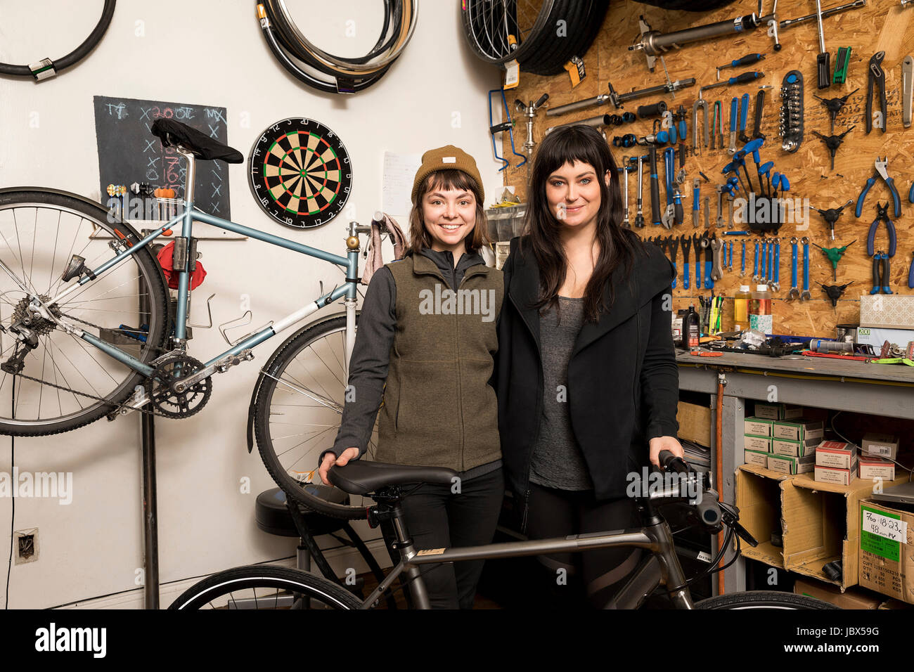 Mitarbeiterinnen in der Fahrradwerkstatt Stockfoto