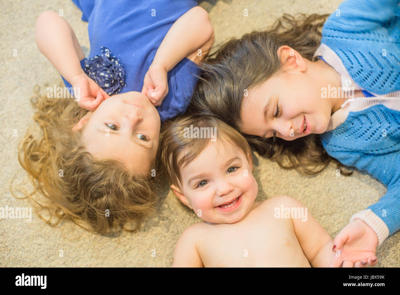 Schwestern, die am Boden liegend Stockfoto