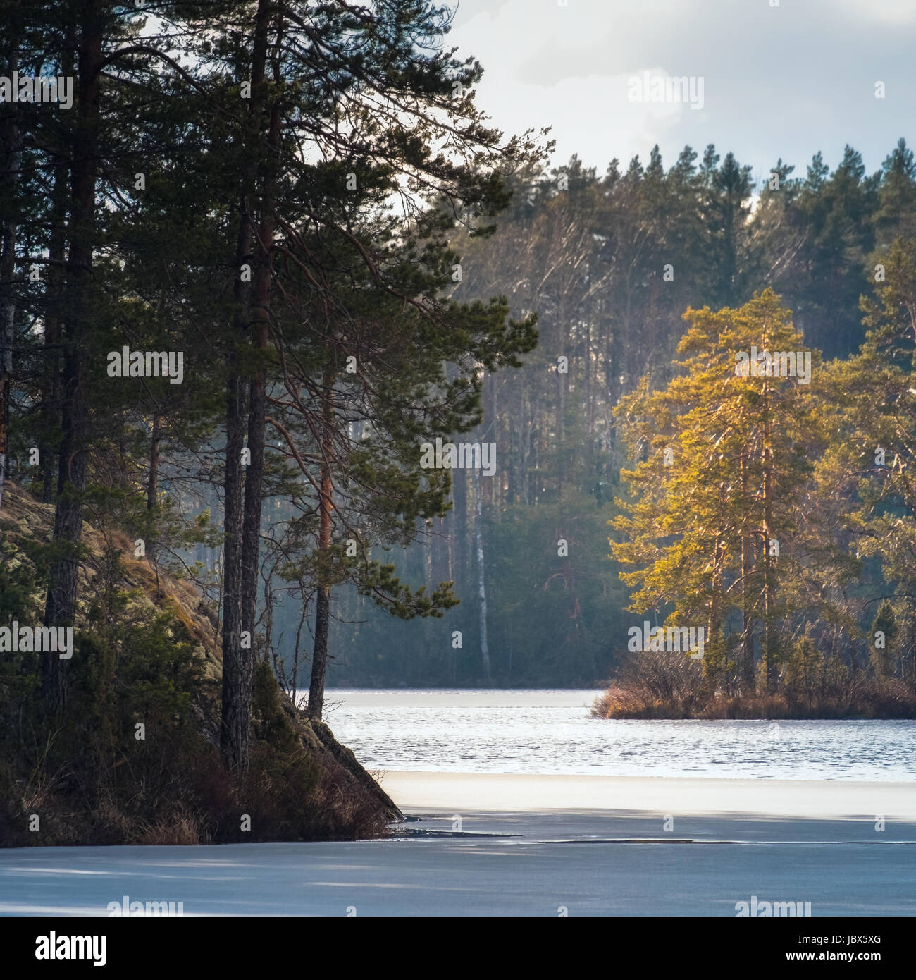 Landschaft mit Sonnenlicht und geschmolzene See am Frühlingsabend Stockfoto