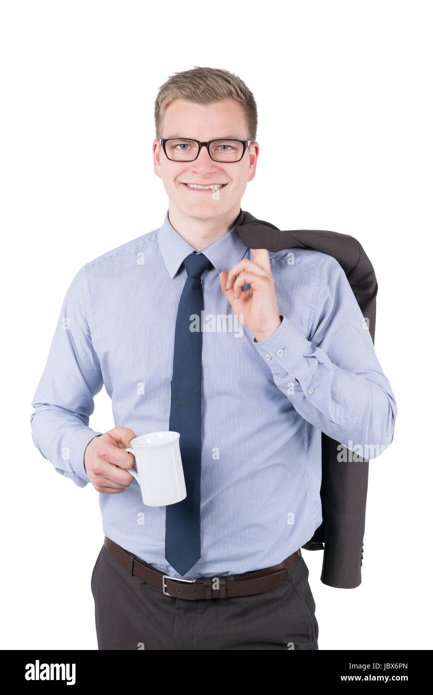 Freigestelltes Foto Eines Jungen, Lächelnden Geschäftsmannes, der Eine Tasse Kaffee Hält. Der Mann Schaut Zur Kamera. Stockfoto